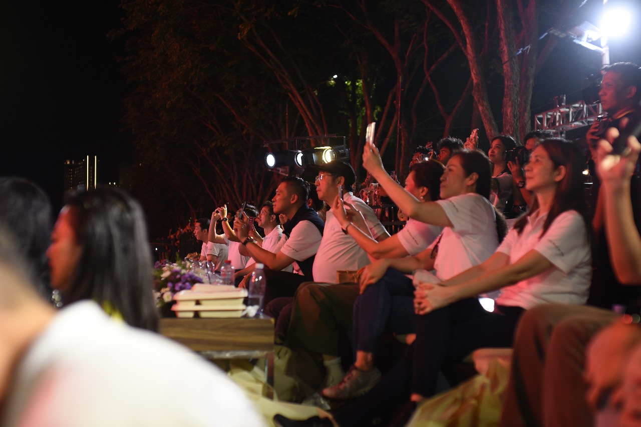 Konser Musik di Pinggir Sungai