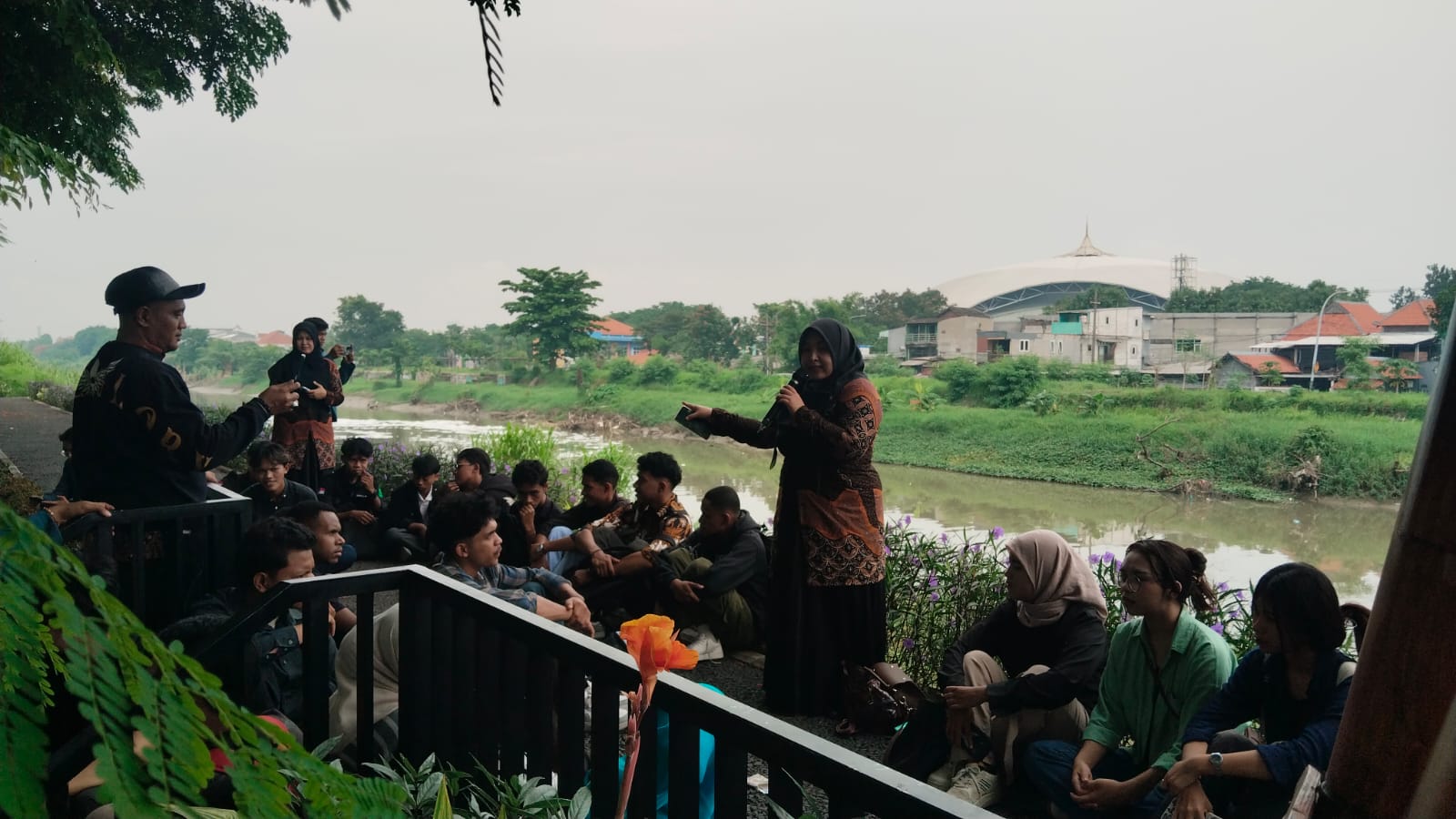 Kolaborasi Studi Geologi di Bantaran Sungai Jagir melalui Kuliah Lapangan Mahasiswa Universitas Dr. Soetomo