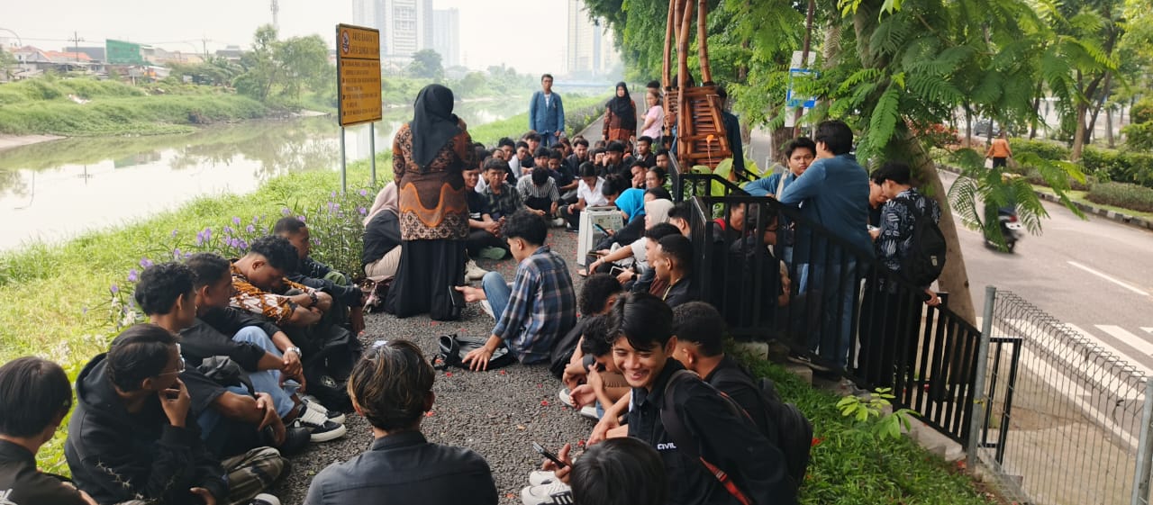 Kolaborasi Studi Geologi di Bantaran Sungai Jagir melalui Kuliah Lapangan Mahasiswa Universitas Dr. Soetomo